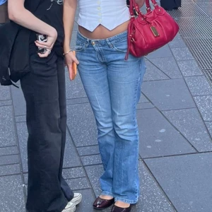 Levis jeans vintage  - Snygga blå bootcut jeans från Levis. I en snygg denim färg. De är vintage så finns tecken på användning samt ett hål strax under rumpan där jeansen har spruckit.