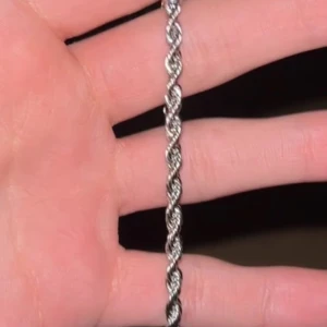 Silverfärgat tvinnat armband - Snyggt silverfärgat armband med en tvinnad design. Perfekt för att ge en elegant touch till din stil. Passar bra till både vardag och speciella tillfällen.