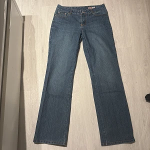 Lågmidjade jeans  - Säljer ett par klassiska blå jeans från Cue i storlek 36. De är lågmidjade och rak längst benen. Hör av dig privat för frågor!