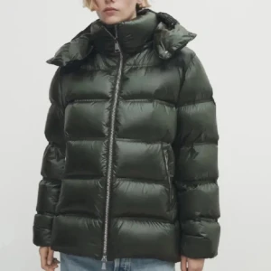 MASSIMO DUTTI JACKA - Säljer denna populära vinterjackan från Massimo Dutti i strl S, sitter bra på mig som vanligtvis har xs/s 💓🌸 Den har ett litet hål som knappt syns (se bild 4 & 5) Pris går att diskutera!🎀