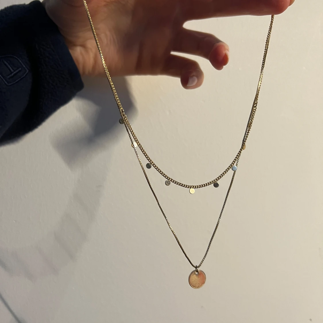 Guldigt halsband med hängsmycke - 90