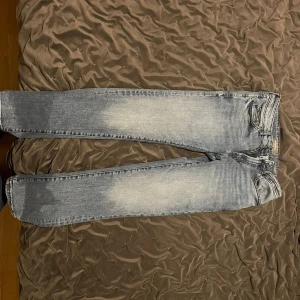 Blå jeans från Dressmann - Säljer ett par klassiska blå jeans från Dressmann. De har en snygg  look med dragkedja och knapp framtill. De är i nyskick och nyköpta men säljs pga fel storlek.