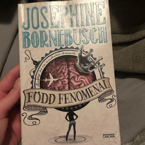 Född fenomenal - Boken 'Född fenomenal' av Josephine Bornebusch är en ungdomsroman utgiven av Bonnier Carlsen. Omslaget har en illustration med en hjärna, en krona och en siluett av en person. Texten 'Världens mest underbara kärleks...' syns också.