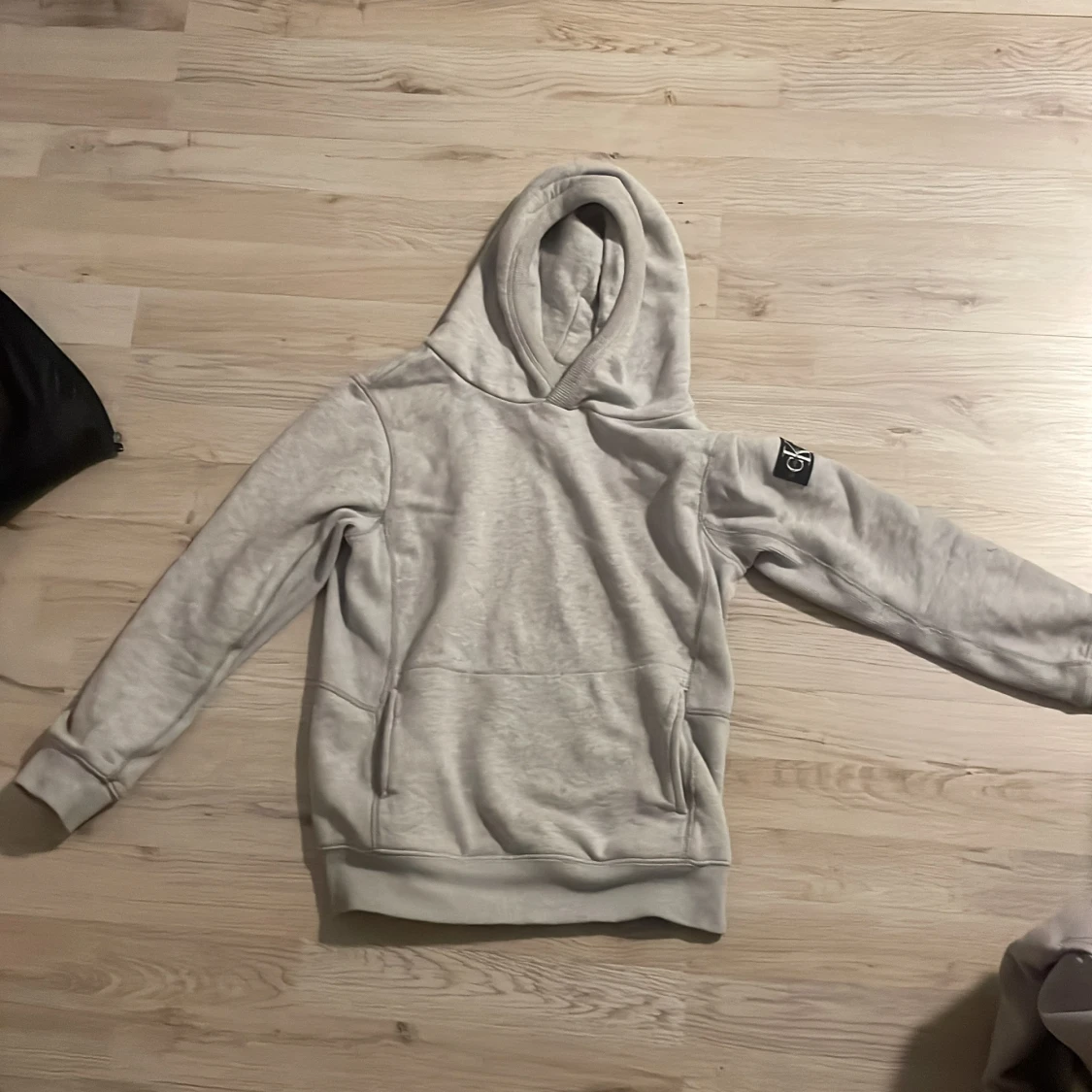 Grå hoodie med fickor