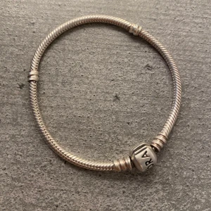  armband från Pandora - säljer då jag redan har ett💕använt ett fåtal gånger
