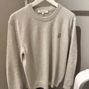 Maison Kitsuné grå stickad tröja  - Grå stickad tröja från Maison Kitsune. Bra skick. Storlek M, passar på mig som är 177cm och väger 66kg. 