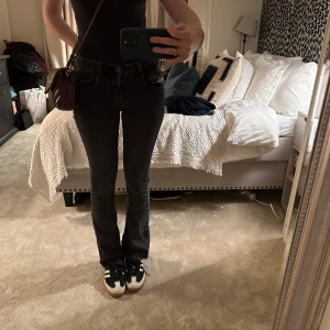 Gråa diesel jeans med bootcut - Snygga gråa diesel jeans med bootcut-stil. De har en klassisk design med fem fickor och en knappgylf. Perfekta för en stilren look.