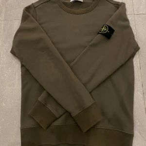 Stone island tröja - Storlek S och i använt skick. Finns en liten fläck (se bild 3) men syns knappt i verkligheten och kan säkert tas bort. 