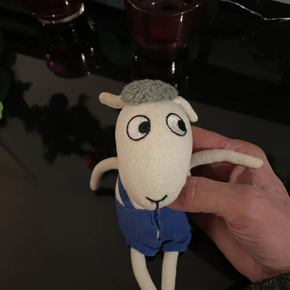 Charmigt nalle Bu mjukisdjur med vita ben och armar, klädd i blå kläder. Perfekt som en söt dekoration eller leksak.magen finns tror jag ris korn ,armar och fötter rörelse,tyg material. Byxorna går att att tar av . Asusteet.