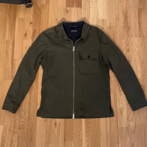 J.Lindeberg Overshirt - Säljer denna sjukt snygga Overshirten från J.Lindeberg⭐️ Färgen är grön och storleken är M⭐️Jackan har inga defekter och skicket är utomordentligt🙌🤝 Sjukt najs passform och material också⭐️🙌 Tveka inte på att höra av er vid minsta fråga eller fundering😊