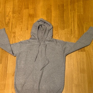 Kashmir hoodie - Hoodien är helt nya! Den är aldrig använd för den är för liten och kunde inte lämna tillbaka den för tiden gick ut! Hoodien är i S/XS