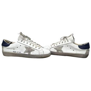 Golden goose Superstar - Ett par golden goose superstar i storlek 39, skorna är i gott skick för sitt pris. Skorna är köpta på vestiare collective i höstas. Box och dustbag saknas