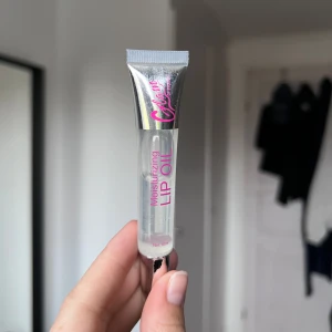 Moisturizing Lip Oil - Fuktgivande läppolja i en genomskinlig tub med silverlock. Perfekt för att hålla läpparna mjuka och återfuktade. Enkel att applicera med en smidig tubdesign. Såklart oöppnad 🩷