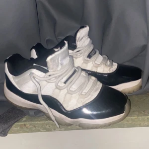 Jordan 11 Low Concord - Jordan 11 Low ”Concord”. Säljs för tröttnat på den. Storlek 44. Ingen defekter med de förutom lite smutsiga men går tvättas lätt. Pris diskuterbart!!