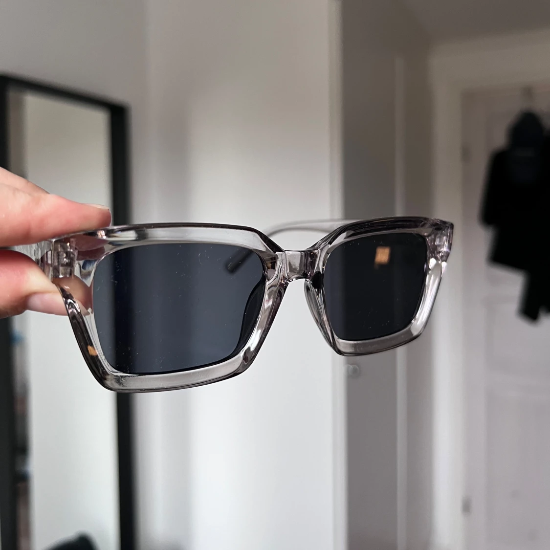 Transparenta solglasögon med svart lins - 1