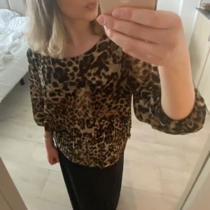 Leopardmönstrad blus - Säljer en snygg leopardmönstrad blus med trekvartsärmar. 