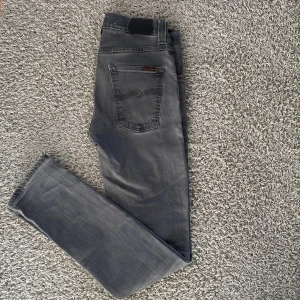Grå nudie jeans  - Snygga grå jeans från nudie. Modell Grim tim, storleken är 31/34 