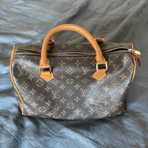 LV väska - Här är en ganska oanvänd LV väska i väldigt bra skick, modellen heter Speedy 35. Den är större än vad den ser ut att vara och jag har fått plats med mycket i den väskan. Pris kan diskuteras men inte prutas ner för mycket💞