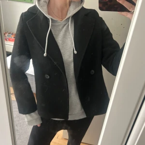 Kappa - Jätte söt vår kappa från hm! Varsamt använd så som ny! Storlek S, jag är 178 som referens 