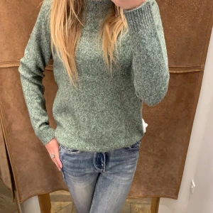 Grön stickad tröja från Vero Moda - Säljer en mysig grön stickad tröja från Vero Moda. Bra skick och väldigt bekväm på. Köpt för 300kr
