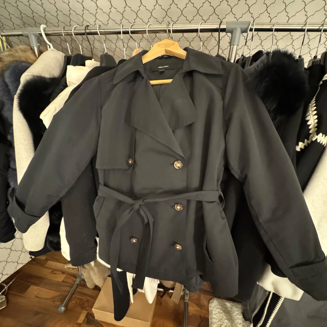 Svart trenchcoat med bälte - 1