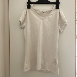 Vit t-shirt med v-ringning  - Använts mycket få gånger❣️