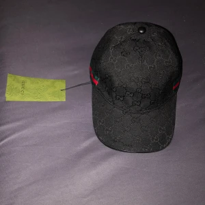 Svart gucci keps - Snygg svart keps från Gucci med det ikoniska GG-mönstret. Helt ny med lappen kvar | Storlek M | kom med prisförslag och frågor privat!