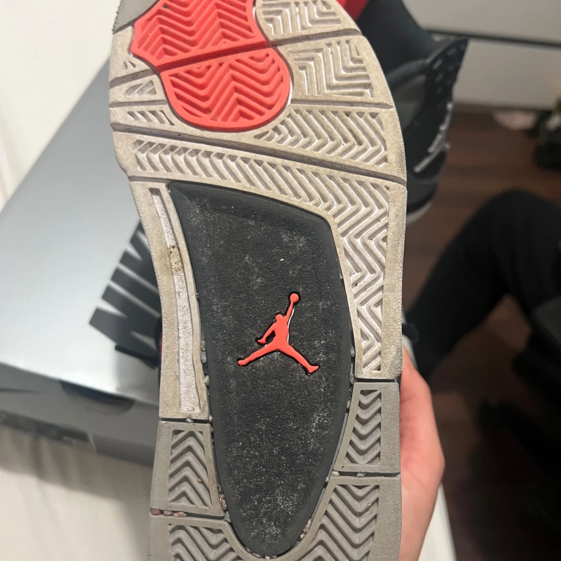 Nike Air Jordans i grått och rött - 1