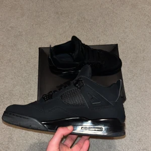Black cats jordan 4 - Säljer ett par helsvarta black cats med ikonisk design. Skorna har en stilren look med snörning och synlig Air-dämpning i sulan för extra komfort. Perfekta som vardagliga skor samt för en elegant look.