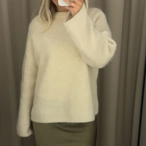 Vit stickad tröja - Mysig vit stickad tröja med långärmad design. Perfekt för kyligare dagar med sin mjuka och bekväma passform. Använd 1 gång i storlek M, i mohair, slutsåld på hemsidan 