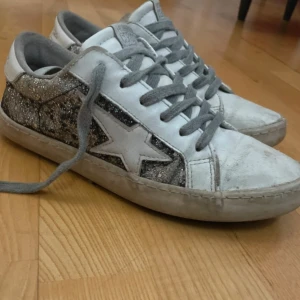 Skor med glitter - Säljer dessa jätte fina skor men som tyvärr är lite för små på mig… har lossnat glitter men inget man tänker mycket på. Passar även de med storlek 38