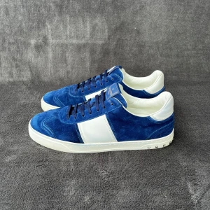 Valentino Flycrew Blå | 44 - Storlek: 44 Skick: Mycket bra skick/nyskick Tillbehör: Inga  Modellen sitter stort. Därför rekommenderar vi att gå ned 0,5-1 storlek i denna modell.