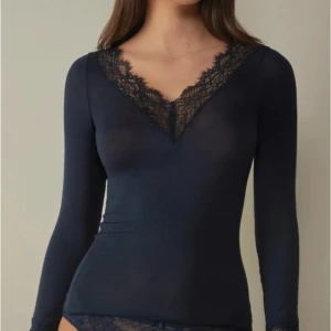 Intimissimi tröja - Hej! Säljer denna super fina toppen från Intimissimi. Inga defekter men kan vara smått nopprig men syns knappt, skriv för bild🤍