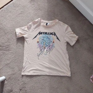 Beige Metallica t-shirt från H&M Divided - Metallica t-shirt från H&M Divided med tryck på framsidan.