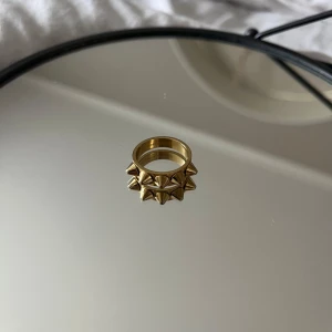 Guldfärgad ring med nitar - Snygg populär ring från Edblad. Storlek 16,8. Pris kan diskuteras🩷