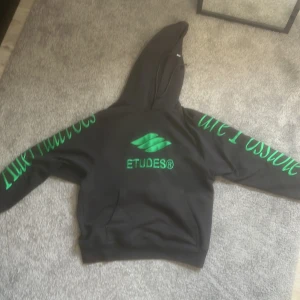 Études - Etudes; fransk designer köpt på NK. Sitter som balenciaga, påminner mycket om deras hoodies fast mer tts samt unik design. De gröna är broderat istället för tryck vilket ger en lyxig känsla. Nypris: 4300kr