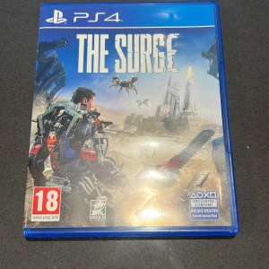 The Surge till PS4 OSS ! Spelet inte för I barn till vuxen över 18 år  - Säljer spelet 'The Surge' för PS4. Det är ett actionfyllt spel med hardcore melee combat och unikt limb-targeting system. Spelet utspelar sig i en dystopisk framtid där du kämpar mot dödliga fiender och bossar. Perfekt för dig som gillar intensiva och utmanande spelupplevelser.