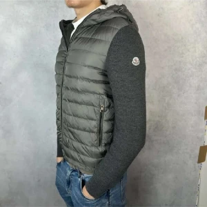 Grå cardigan med huva från Moncler - Snygg grå cardigan från Moncler med huva och dragkedja. Cardigannen har stickade ärmar i mörkare grått och två praktiska fickor med dragkedja. Perfekt för kyligare dagar. Skick 9/10. Sjuk deal! Skriv vid frågor!