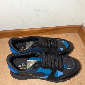 Valentino Rockrunner - 🔥 Valentino Rockrunner   Vill du ha riktigt fräscha skorl utan att betala tusentals kronor?   👟 Valentino Rockrunner  ✅ Perfekt kvalitet – identisk med originalet ✅ Alla detaljer på plats – premium material & sömmar ✅ Inkluderar box och alla tillbehör  💰 Pris:1600 SEK 📍 Snabb och smidig affär!  Skicka meddelande vid intresse! Först till kvarn! 🚀  