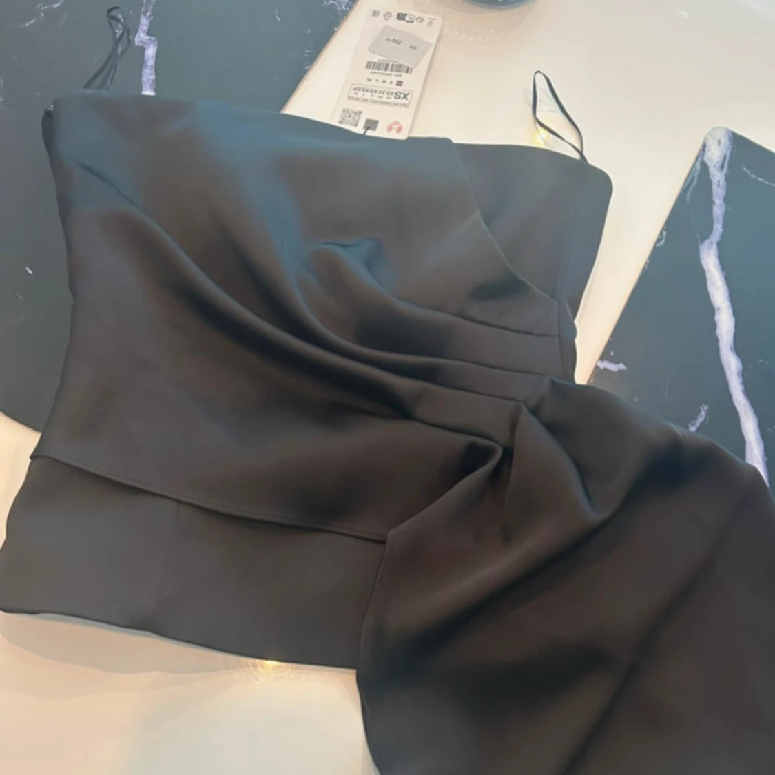 Svart tubtopp med drapering - 2