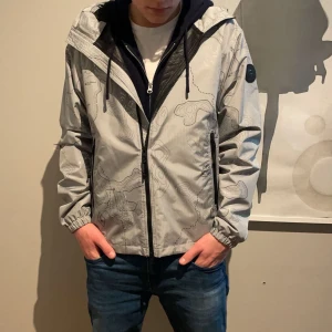 Woolrich Windbreaker  - Woolrich Windbreaker- Helt ny Woolrich Windbreaker. Nypris är över 5200 kr. Mitt pris är endast 1299. Om du har några frågor så är det bara att höra av dig!