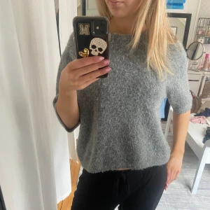 Grå stickad tröja från Lindex - Mysig grå stickad tröja från Lindex med trekvartsärm. 