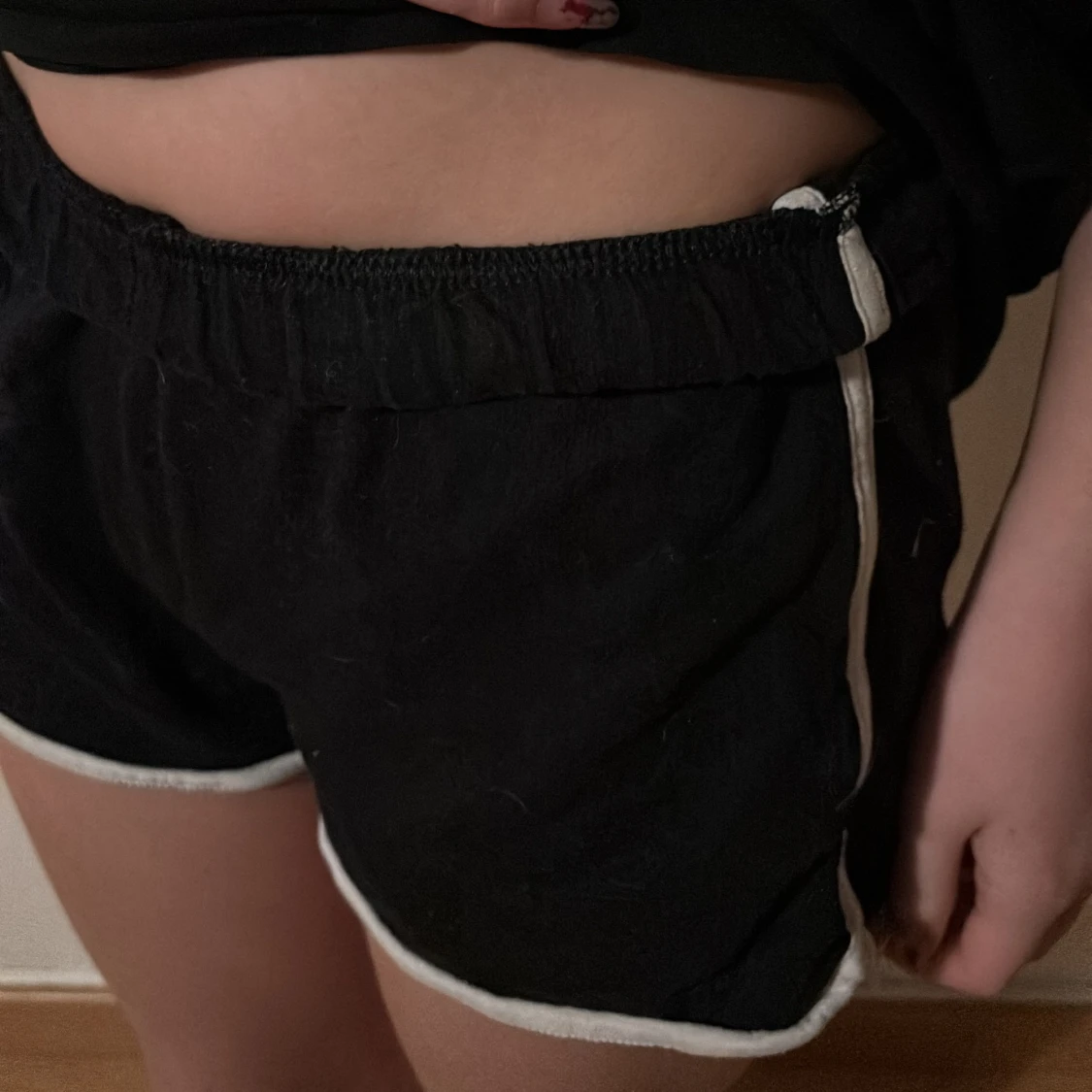 Svarta shorts med vit kant - 4