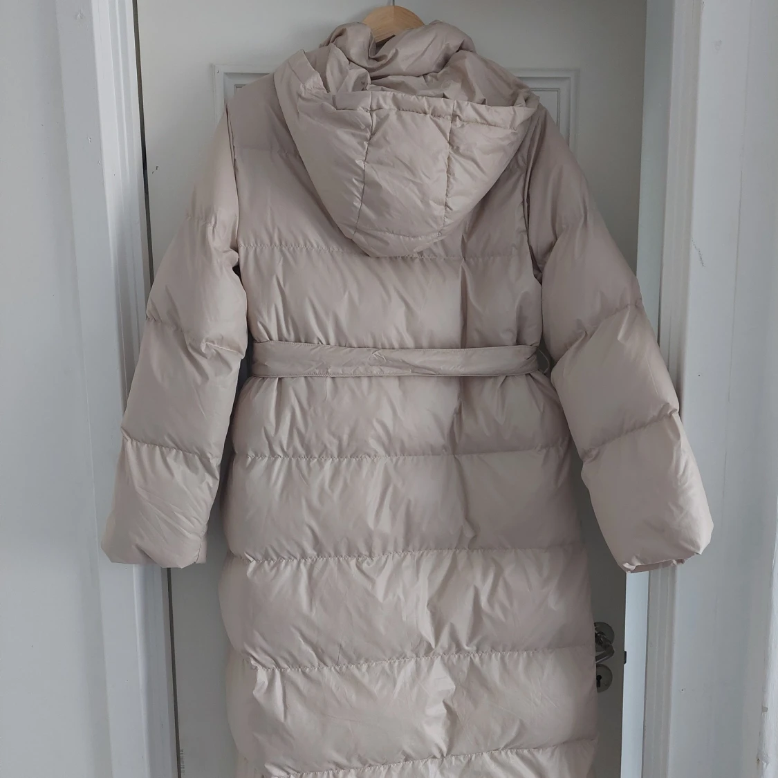 Beige lång dunjacka med huva - 3