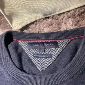 Tommy hifiger crew neck - Fin crewneck tröja från Tommy, den är knappt använd, bara legat i gaderoben och nu ska se nya äventyr, inga defekter eller så☺️✅stlk M men passar M-S