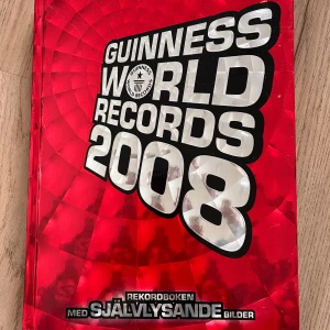 Guinness World Records 2008 - Säljer Guinness World Records 2008, en bok fylld med världens galnaste rekord och självlysande bilder. Perfekt för den som älskar extrema sporter, superkändisar och läskiga äventyr. Boken är utgiven av Forum bokförlag och är en riktig samlarpärla för rekordälskare.