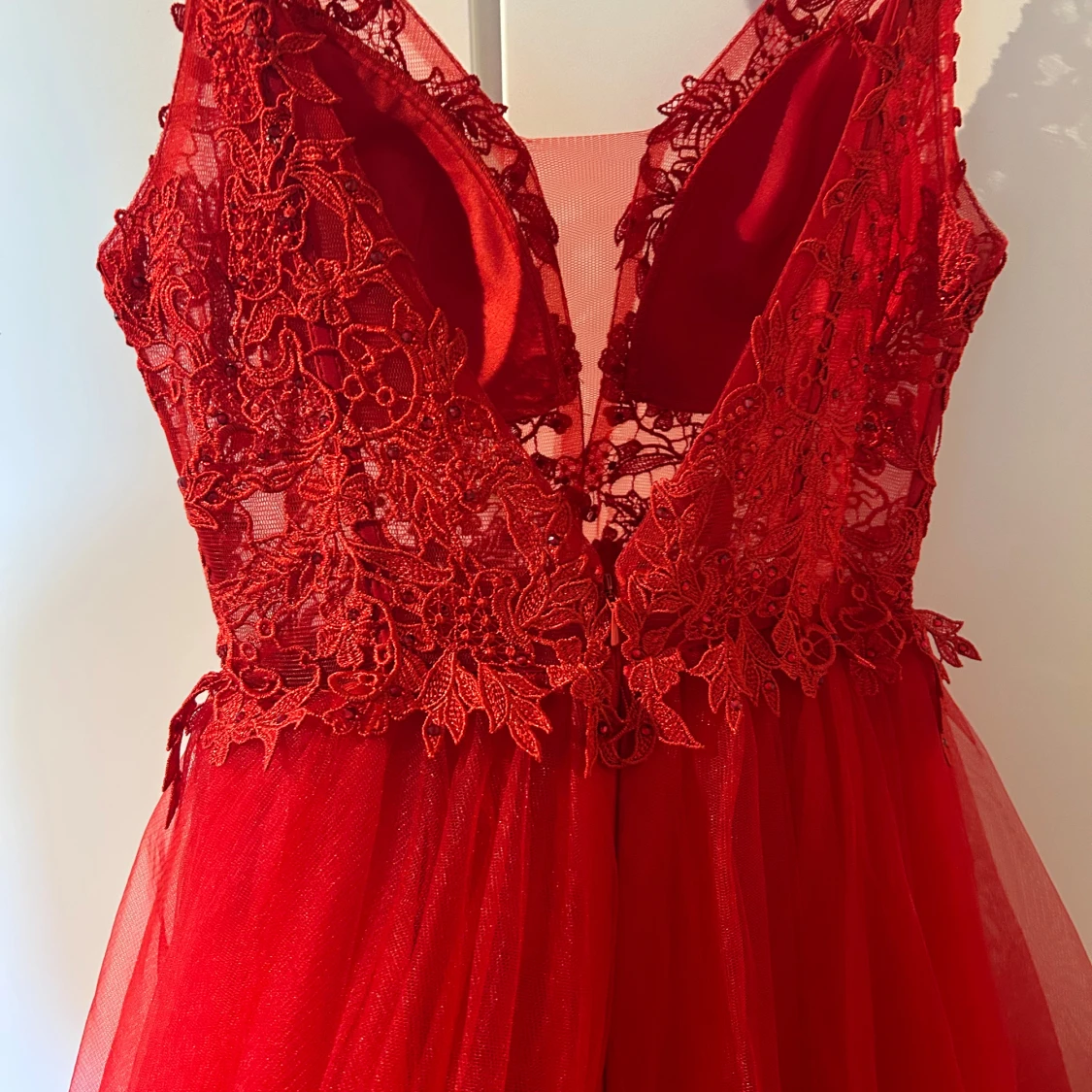 Röd balklänning med spetsdetaljer - 4