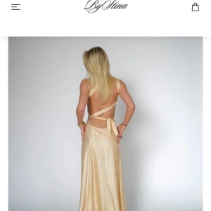 Balklänning  - Jättefin balklänning i ljusgul färg. Storlek xs och är ifrån Bystina, ny utan prislapp. Har endast testat klänningen och nypris är 1400kr. Jag är 1,67 och har klackar på bilden som är drygt 5 cm höga. Klänningen är 145cm lång uppifrån och ner💛