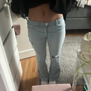 Ljusblå jeans med slitningar - Snygga ljusblå jeans från H&M,har klippt hålen själv. Dock väldigt snygga👌🏼har kanska använt några gånger tidigare.