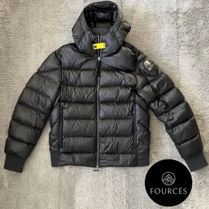 Parajumpers Dunjacka - Märke-Parajumpers|Typ av plagg-Dunjacka|Storlek-M|Färg-Svart|Skick-9/10|Nypris-6800kr|Vårt pris 2750kr|Kvitto-Finns| Hör av dig vid funderingar!/Fourcés⚜️